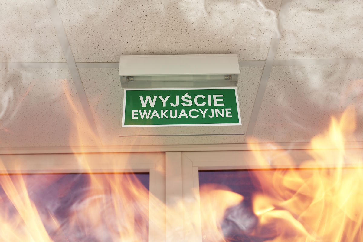 DROGI EWAKUACYJNE – BŁĘDY, KTÓRE KOSZTUJĄ ŻYCIE